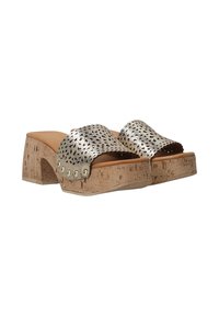 Kurk platform sandaaltjes met een metallic zilveren uitsnede band. De band heeft decoratieve studs langs de rand. Blokhak ontwerp.