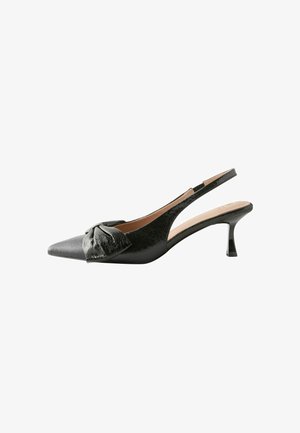 Mustad slikked kontsad, terava nina ja tekstureeritud nahkpealsega, esiosas lipsu detailiga ning kehva, läbipaistva kontsaga.