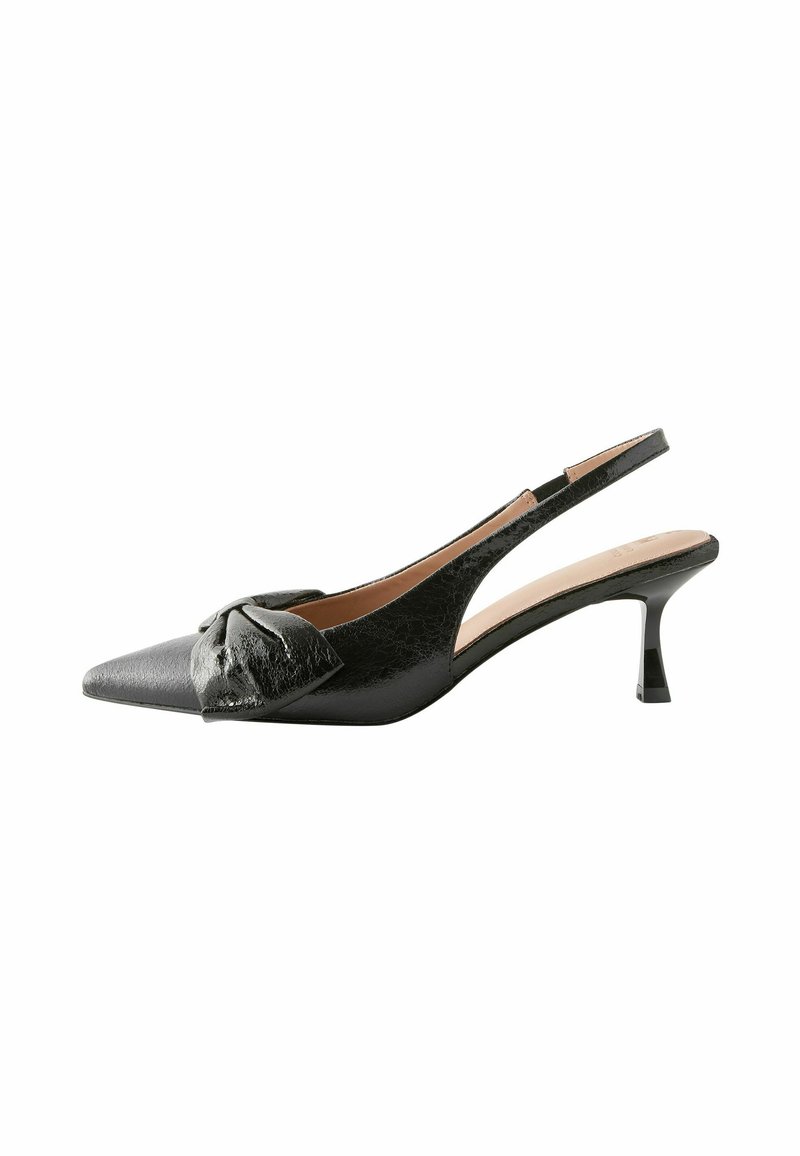 Mustad slikked kontsad, terava nina ja tekstureeritud nahkpealsega, esiosas lipsu detailiga ning kehva, läbipaistva kontsaga.