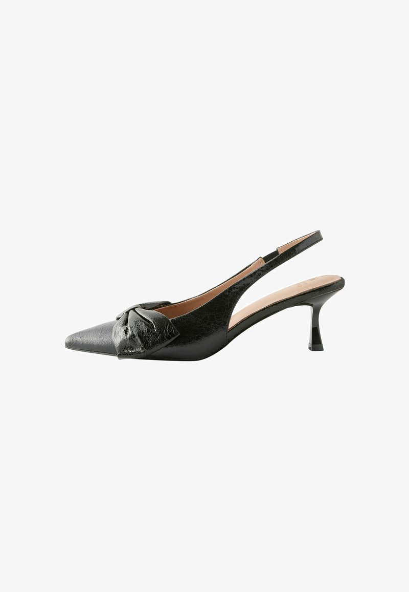 Crne slingback štikle s oštrim vrhom, teksturiranom kožom na gornjem dijelu, detaljem u obliku mašne sprijeda i uskim, prozirnim potplatom.