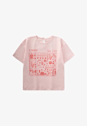 Heledad roosa lühikeste varrukatega t-särk koralli merelife graafika trükiga, mis sisaldab mitmesuguseid ookeaniteemasid ja avatud selja detaili.