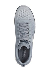 Baskets de sport gris clair avec une tige en mesh respirant, des lacets plats, une semelle intérieure rembourrée et un logo discret sur la languette et sur le côté.