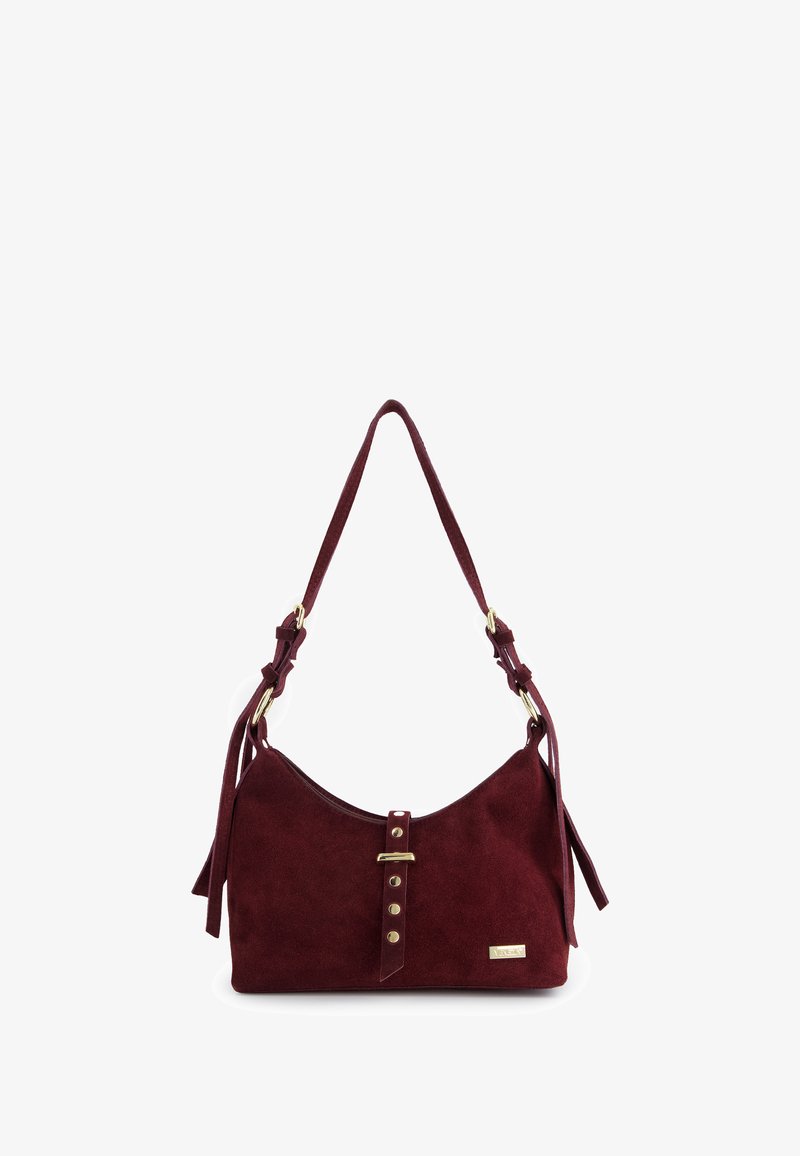 Bordowa zamszowa torba na ramię o zaokrąglonym kształcie, złote okucia, pasek z regulowanymi elementami oraz dekoracyjne guziki.