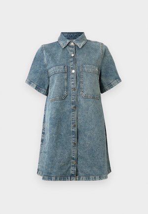 Vestito camicia di jeans in azzurro chiaro con maniche corte, chiusura frontale con bottoni, due tasche sul petto e forma leggermente svasata.