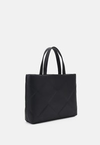 Crna sintetička torba s quilted teksturom, pravokutnog oblika i s dva čvrsta ručka. Minimalistički dizajn bez dodatne opreme ili akcenta.