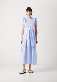 Hellblau gestreiftes Maxikleid mit Rüschensäumen, Knopfleiste und einem Gurt. Es hat einen gestuften Rock mit einer fließenden Silhouette.