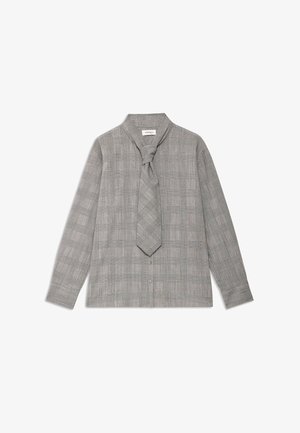 Camisa de botones en tejido gris claro con un sutil patrón de cuadros, que incluye una corbata a juego, mangas largas y un diseño sin collar.