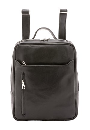 Zaino in pelle nera con una forma rettangolare elegante. Presenta due spallacci regolabili, una tasca frontale con zip e una texture liscia.