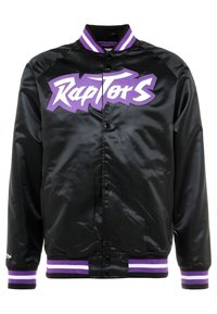 Chaqueta bomber de satén negro con el logo de "Raptors" en blanco y púrpura, y puños y cuello de canalé a rayas en púrpura y blanco.