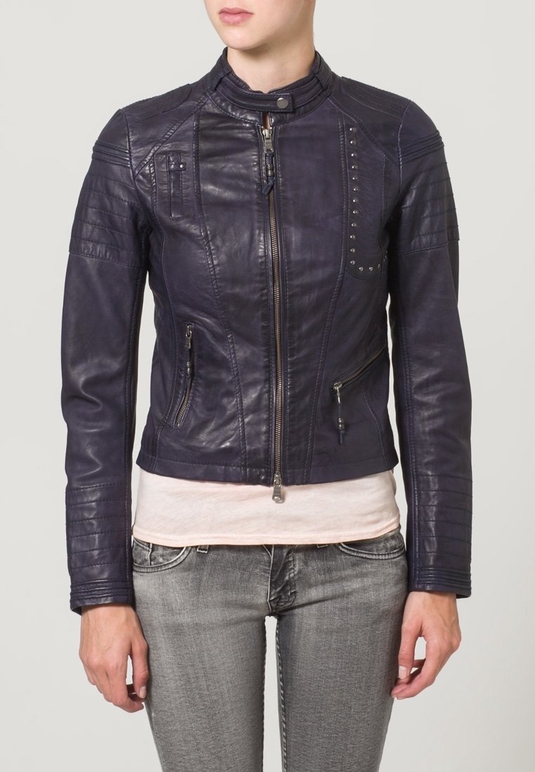 Veste de moto en cuir marine avec fermeture éclair à l'avant et petits clous. Possède des épaules matelassées et des poches latérales. Design ajusté.