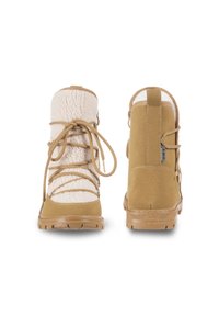 Tan suede nauhat, joissa on pörröinen beige shearling-päällinen, pyöreä kärki, teksturoitu kumipohja ja säädettävät nauhat mukautumiseen.