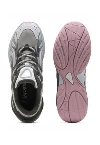 Scarpe sportive con tomaia in rete grigia, accenti neri e suola in gomma rosa. Presentano una suola ammortizzata e un sistema di allacciatura per il supporto.