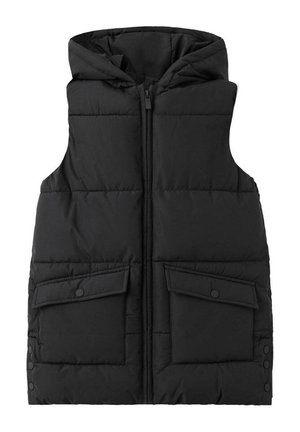 Gilet imbottito nero senza maniche con cappuccio, cerniera frontale, due tasche con patta e bottoni, e chiusure automatiche ai lati.