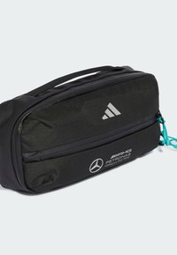 Sort rektangulær toilettaske lavet af tekstureret stof. Har hvidt Adidas-logo og Mercedes AMG Petronas-branding samt en teal lynlåstræk.
