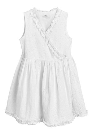 Robe bébé blanche sans manches avec motif floral ajouré, bordure à volants le long du décolleté en V et de l'ourlet, taille froncée et devant croisé avec bouton.