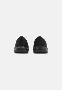 Schwarze Sportschuhe mit einem atmungsaktiven Mesh-Obermaterial, glattem, rundem Zehenbereich und einer flexiblen Gummisohle. Mit Zuglaschen an der Ferse.