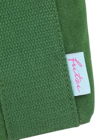 Textil verde con una textura tejida y un suave acento. Presenta una etiqueta azul con texto rosa. Diseño compacto y rectangular.