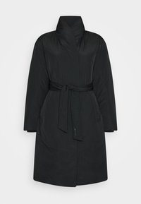 Abrigo negro aislante con un alto cuello, cintura ceñida con cinturón y dos bolsillos laterales. Textura suave y corte recto, diseñado para el calor.