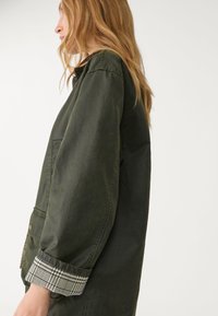Stradivarius WAXED WITH MULTIPLE  - Parka - khaki