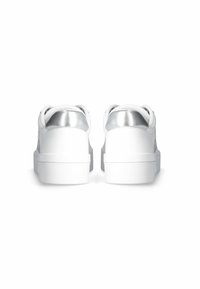 Sneakers bianchi con un accento metallico argento sul tallone. Presentano una tomaia liscia, punta arrotondata e suola in gomma bianca.