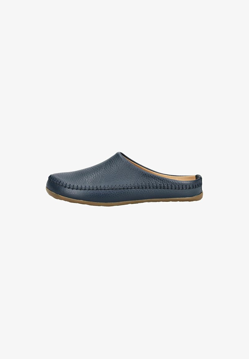 Granatowy, skórzany klapek na obcasie typu mule z teksturowaną cholewką, przeszyciami i jasnobrązową podeszwą, pokazany z boku na białym tle.