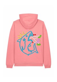 Haut à capuche rose avec un design de requin brodé bleu, mettant en avant des accents vifs de jaune, vert et rouge, créant un effet visuel ludique.