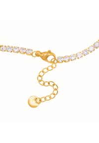 Bracelet en métal doré avec des cristaux rectangulaires transparents disposés en ligne. Il est doté d'un fermoir mousqueton et d'une chaîne réglable avec une étiquette ronde.
