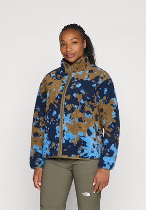 Fleecejack met een vlekkenpatroon in bruin, blauw en marineblauw; volledige rits; hoge kraag; zachte textuur; voorzien van contrasterende rits- en zoomdetails.