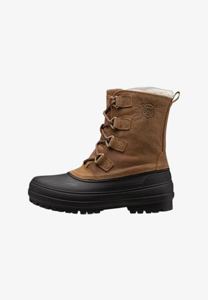 Bruin leren veterboot met een zwarte rubberen zool, bontvoering, vijf oogjes en een logo aan de zijkant. Heeft een stevige constructie.