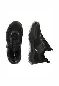 Svarta träningsskor med en strukturerad ovandel, gummisula, justerbart snörningssystem och förstärkt tå. Har en grå detalj på sidan.