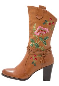 Braune Kunstleder-Ankle-Boots mit spitzem Zehenbereich, besticktem pinkfarbenem Blumenmuster und grünem Laub. Mit einem gewickelten Riemen und einer Quaste.