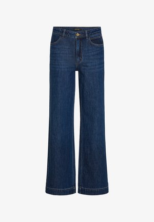 Granatowe dżinsy z wysokim stanem, szerokimi nogawkami, przednimi kieszeniami, zapięciem na guziki i szlufkami na pasek na białym tle.