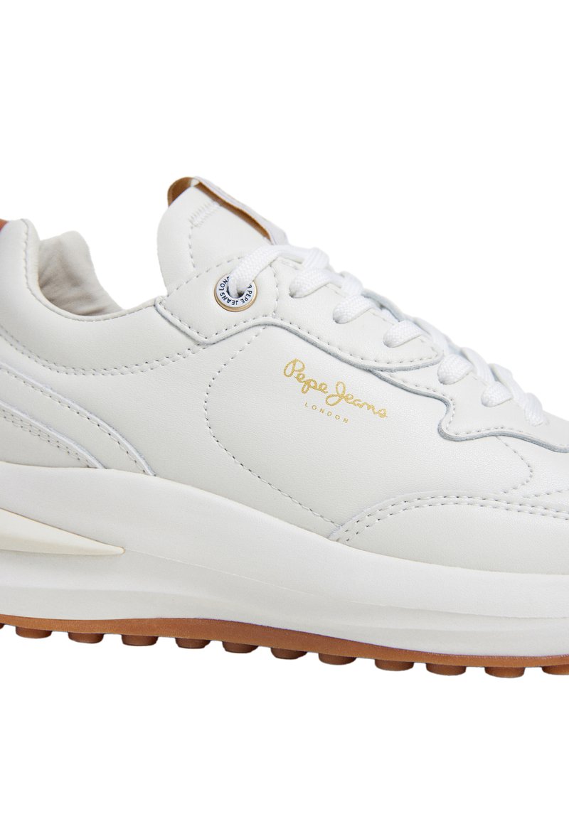 Weiße Leder-Sneaker mit strukturierten Überzügen, runder Zehenpartie, Schnürverschluss und brauner Gummisohle. Mit goldener Markenbeschriftung an der Seite.