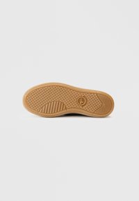 Εξωτερική σόλα από καουτσούκ με υφή, που συνδυάζει λείες και ραβδωτές επιφάνειες σε ανοιχτό καφέ απόχρωση. Στρογγυλεμένος σχεδιασμός μύτης.