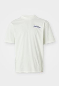 Bijela majica kratkih rukava od pamuka s plavim logotipom "Dickies" na lijevoj strani prsnog dijela i ravnim krojem.