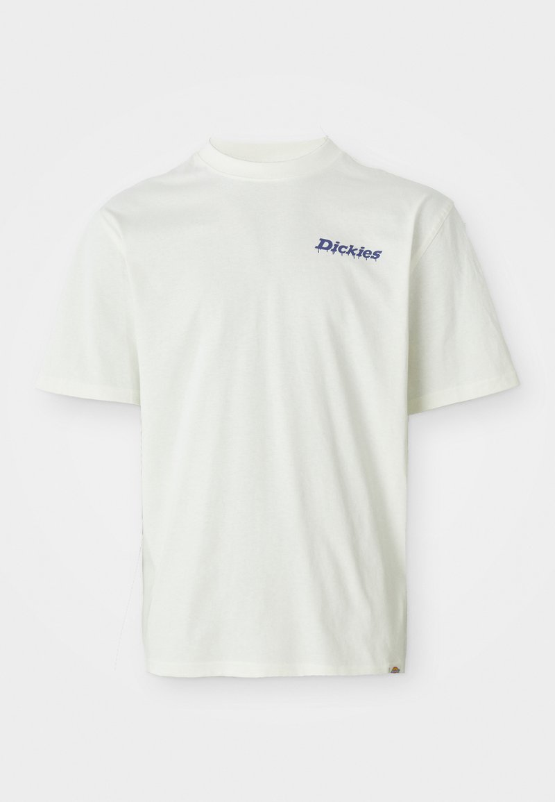 Camiseta blanca de manga corta hecha de algodón, con un texto de logo azul "Dickies" en la parte izquierda del pecho y un diseño de corte recto.