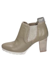 Beige ankelstövel med texturerad ovandel, elastiska sidopaneler, ett mönstrat klack och en vit gummisula.