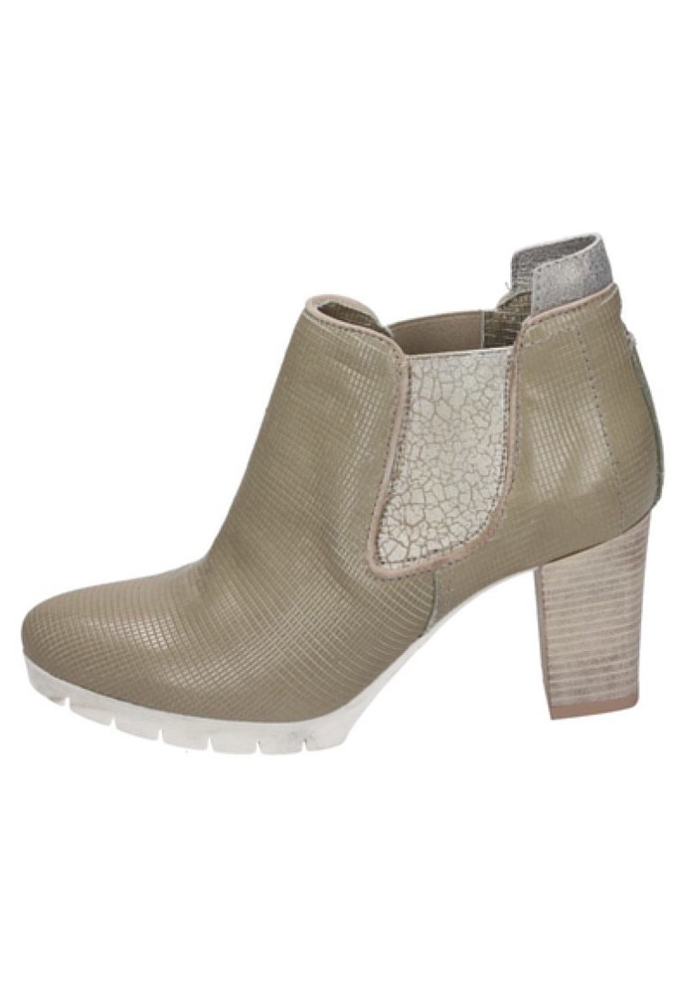 Beige ankelstövel med texturerad ovandel, elastiska sidopaneler, ett mönstrat klack och en vit gummisula.