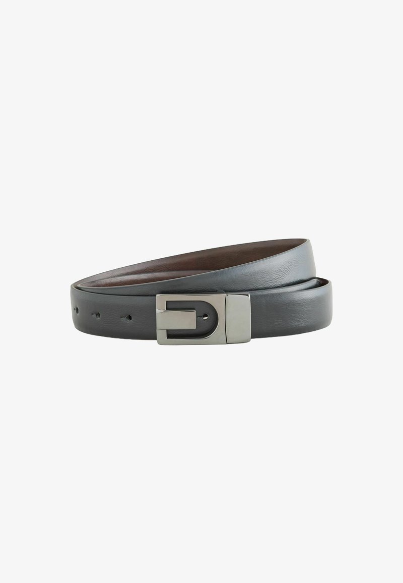 Cinturón de cuero gris con un acabado suave, que presenta una hebilla rectangular metálica y agujeros espaciados uniformemente para el ajuste.