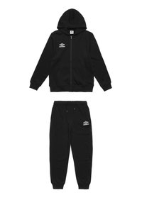 Felpa nera con zip e tasca frontale, accompagnata da pantaloni con cordoncino, entrambi con il logo bianco Umbro. Tessuto morbido con vestibilità rilassata.