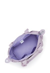 Lila stoffen tas, zachte textuur, met ritssluiting, twee binnenvakken, versierd met een kleine pompon, stevige handvatten met metalen drukknoop.