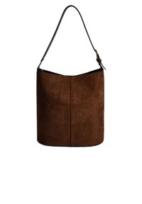 Braune Wildleder-Schultertasche mit einem gebogenen oberen Rand, dünnem schwarzen Trageriemen und einer glatten Textur. Sie hat ein minimalistisches Design und keine sichtbaren Metallteile.