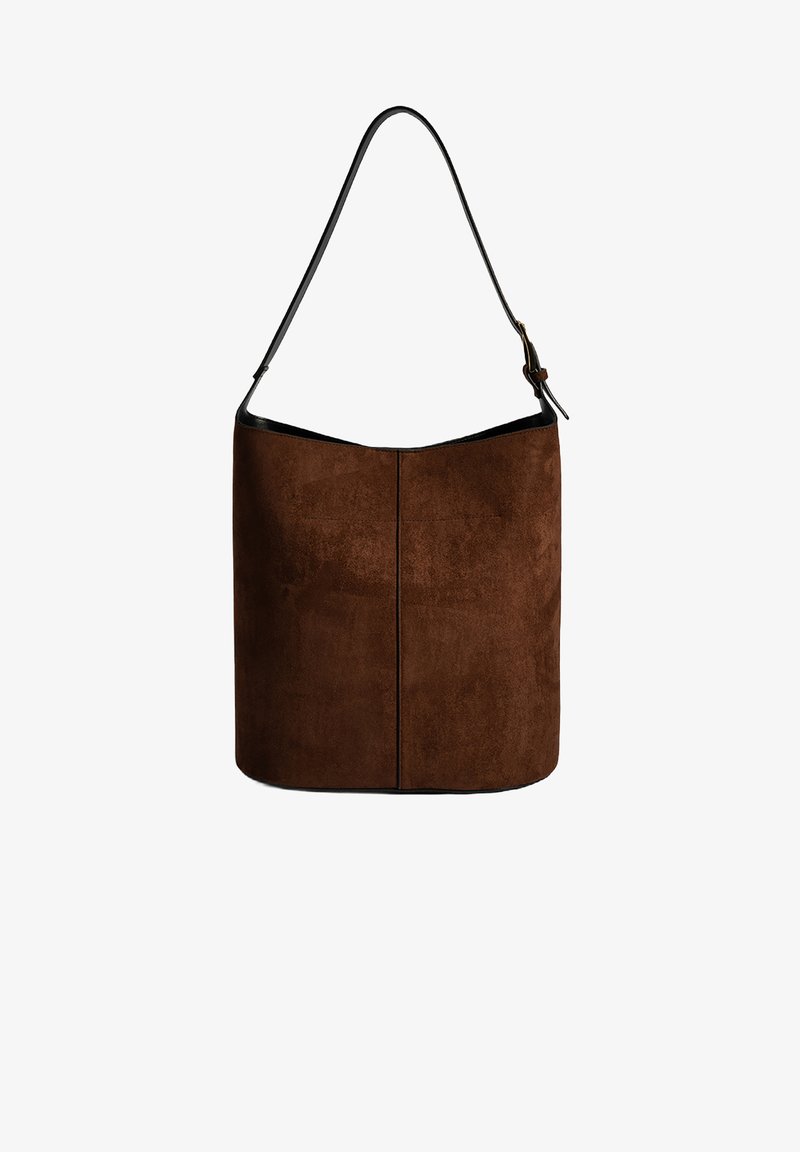 Sac à épaule en daim marron avec un haut arrondi, une fine bandoulière noire et une texture lisse. Présente un design minimaliste sans quincaillerie visible.