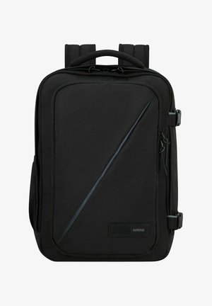 Zaino nero realizzato in un tessuto resistente con un design elegante, caratterizzato da un accento diagonale, numerosi scomparti e spallacci imbottiti.