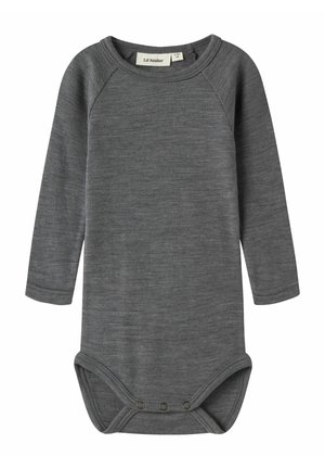 Tmavosivý detský body s dlhými rukávmi, so zapínaním na cvoky v rozkroku a okrúhlym výstrihom, vyrobené značkou Lil' Atelier vo veľkosti 4-6 mesiacov.
