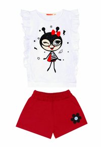 Top blanco de manga corta con bordes rizados y estampado de personaje de dibujos animados; combinado con pantalones cortos rojos con una aplicación de flor y cintura elástica.