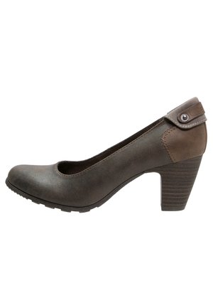 Damen brauner Leder-Pumps mit mittelhohem Absatz, abgerundeter Spitze, gestapeltem Absatz und einem Riemen mit Knopfdetail auf der Rückseite.