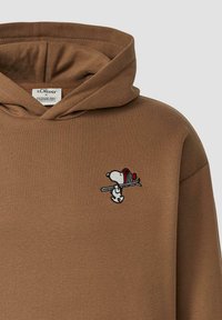Brązowy hoodie z haftem przedstawiającym Snoopy'ego. Miękki materiał, luźny krój i kaptur ze sznurkiem. Zauważalne akcenty w kolorze czerwonym i czarnym na wzorze.