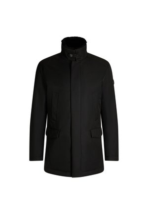 Czarny, średniej długości płaszcz z wysokim kołnierzem, dwiema przednimi kieszeniami i gładką teksturą. Charakteryzuje się minimalistycznym wzornictwem i brakiem widocznych zapięć.