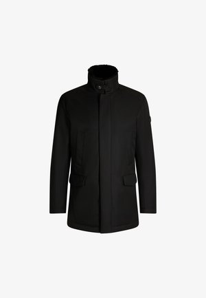 Czarny, średniej długości płaszcz z wysokim kołnierzem, dwiema przednimi kieszeniami i gładką teksturą. Charakteryzuje się minimalistycznym wzornictwem i brakiem widocznych zapięć.